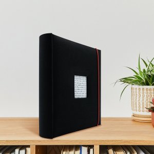 Panodia Fotoalbum Linea schwarz 30x30 cm 60 weiße Seiten Gummiband