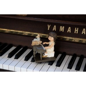 Clayre & Eef 6PR5029 Kind mit Klavier Dekofigur Braun 10x6x10 cm